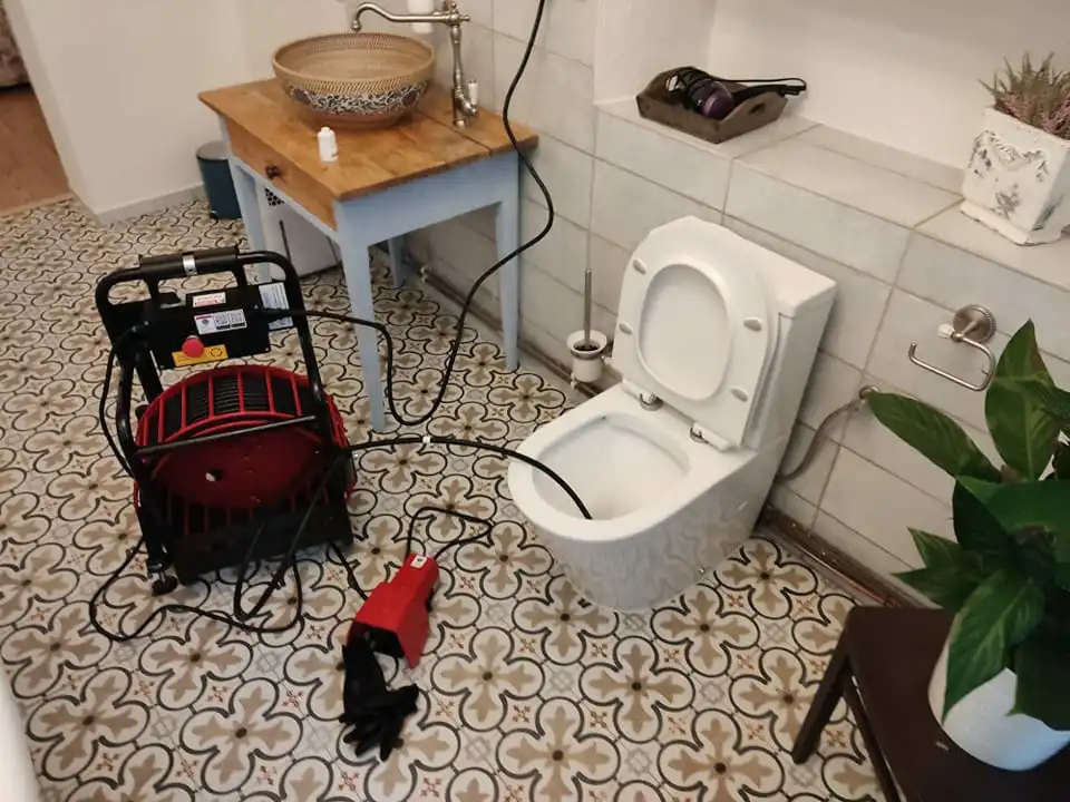 Čištění ucpaného záchodu