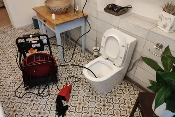 Čištění ucpaného záchodu